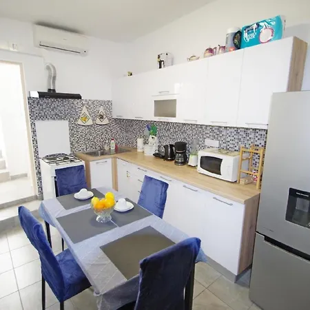 Apartment Fuer 6 Personen Ca 100 M In Pula, Istrien Und Umgebung