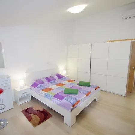 Lejlighed Fuer 6 Personen Ca 100 M In Pula, Istrien Und Umgebung *